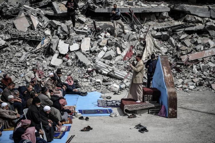 <p>Açıklamada, son saldırılarda İsrail güçlerinin 920 Filistinliyi daha yaraladığı ve Gazze Şeridi'nde toplam yaralı sayısının 71 bin 377'ye ulaştığı bildirildi.</p>
