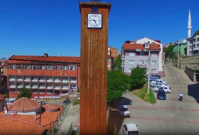 <p><strong>Elinden binlerce saatin geçtiğini, hala eski saatlerin en detaylı bakım ve onarımlarını kendisinin yaptığını anlatan Gürgen, saray saatçiliğinin son temsilcilerinden olduğunu söyledi. Çok sayıda çırak yetiştirdiğini, mesleğin ölmeyeceğinden emin olduğunu anlatan Gürgen, <span style="color:#B22222"><em>"Bu türden meslekler aslında aile meslekleridir. Bütün aile buna yönelmez. Kabiliyet meselesidir. Ailemizden de 5-6 kişi var şu anda saatlerle ilgilenen. İhtiyaç duyulduğunda sana müracaat edilen bir meslektir"</em></span> dedi.</strong></p>