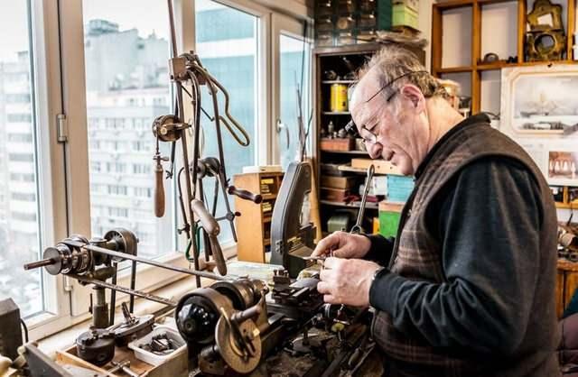 <p><strong>Saat tamircisi Recep Gürgen 1960'lı yıllarda henüz 14 yaşındayken saatçi olan dayısının yanında, İstanbul Sirkeci'de saatlerle ilgilenmeye başladı. </strong></p>

