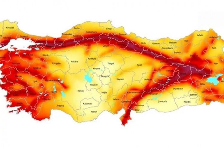 <p>Bundan Hatay üst merkezi ve güneyindeki Suriye etkilenecektir. Örneğin Adana da 6 Şubat depremlerini üreten faylara 200 kilometrenin üzerinde bir mesafede ama 468 kişi öldü. Onun için 200 kilometre mesafeye bakın yine İskenderun etkilenecek, Adana etkilenecek, Osmaniye etkilenecek ama daha çok güneye doğru, Suriye yönünde ilerleyeceği için o bölgeyi etkileyecektir. </p>
