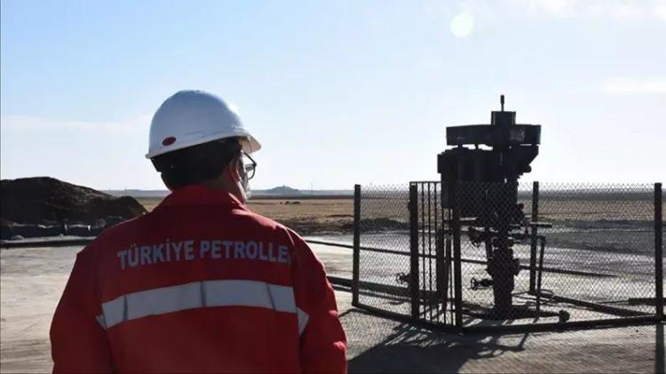 <p>Sabah'ın haberine göre, Türkiye Petrolleri AŞ (TPAO) Batman Bölge Müdürlüğü, Diyarbakır'ın Çınar İlçesi, Bozçalı Köyü sınırları içerisinde bir adet tespit kuyusu açılmayı planlıyor. X. Bölge AR/TPO/K/M44- b4 ruhsat numaralı arazi içindeki 50 bin metrekarelik alanda Döner (Rotary) Sondaj tekniği ile Dikmencik-1 tespit kuyusu açılacak.</p>
