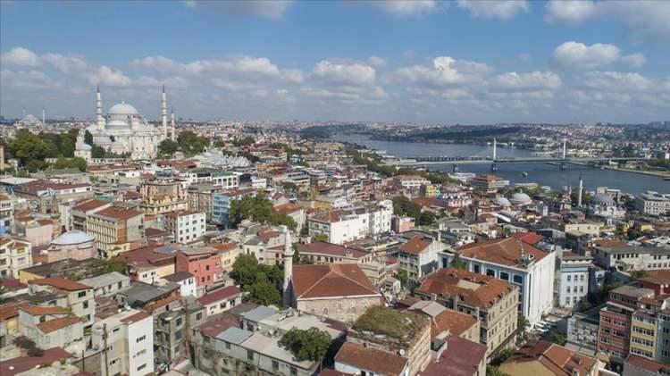 <p>Öte yandan Türkiye nüfusunun yüzde 18,34'ü İstanbul'da ikamet ediyor. İstanbul kütüğüne kayıtlı olan sayısı ise 2 milyon 152 bin 878 kişi. </p>
