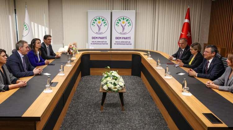 <p>CHP'nin PKK terör örgütünün siyasi kanadı DEM Parti ile Sancaktepe ve Sarıyer ilçesinde de işbirliği yaptığı belgelendi. </p>