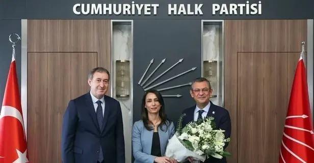 <p>PKK terör örgütünün lideri Abdullah Öcalan'ın doğum günü nedeniyle pasta kesildi. Elif Gül'ün CHP Sancaktepe Belediye meclis üyeliği aday listesine 1. sıradan girdi. HDP İstanbul İl Yöneticisi Nevzat Kılıç da, PKK terör örgütüne yönelik operasyonlarda tutuklandı. Nevzat Kılıç da, CHP Sancaktepe Belediye Meclis üyeliği aday listesine 5. sıradan girdi.</p>