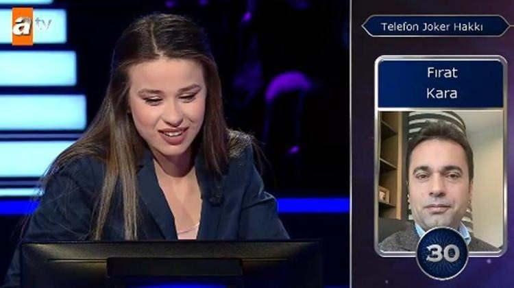 <p>TELEFON JOKER HAKKINI KULLANDI <br />
Vereceği cevaptan emin olamayan Karagöz, telefon joker hakkını kullanmak istedi. İnşaat mühendisi arkadaşını arayan Karagöz, cevabı garantiye alacağını düşündü.</p>
