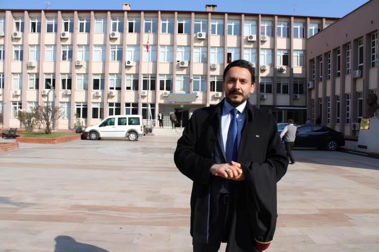 <p><strong>"6 YAŞINDA ÖLEN ÇOCUĞUN 30 SENE SONRA ÇOCUĞU OLMUŞ GÖRÜNÜYOR"</strong></p>
<p>O dönemdeki nüfus ve tapu memurlarının hatalarından dolayı bugün ciddi bir sıkıntı yaşandığını belirten Avukat Mahmut Oflaz, "Yani memur hatalarından dolayı olay çok karmaşık bir hale gelmiş. Ancak bu mağduriyet dava yoluyla giderilmeye çalışılıyor. Böyle ilginç ve tuhaf bir süreç. Türk Medeni Kanunu'nda 28. maddeye göre kişilik sağ doğumla başlayıp ölümle biter. Zaten ölü bir kişi üzerine tapu kaydı yapılması, tapu çıkarılması mümkün olmadığı gibi evlenmesi de mümkün değil. Üstüne üstlük 30 sene sonra da bir çocuğu oluyor. Evli olduğu kadın ise benim müvekkilimin annesi Huriye Hanım. O da iki kişi ile evli görünüyor. Hem gerçek Behçet ile evli gözüküyor hem de 6 yaşında ölen diğer Behçet’le. Aslında işin aslı şu, o dönemlerde çok olduğu üzere mükerrer kayıt yapılmış. Zaten aynı anne babanın ikinci çocuğuna aynı ismi vermesi mümkün değil. 1936 doğumlu bir Behçet var. Gerçek Behçet bu. 2006'da vefat etmiş. Diğeri ise mükerrer kayıt olmuş. Bunu fark eden tapu müdürleri 44 yılında bu kaydı, ölüm olarak değiştirmişler. Ancak ne olduysa, T.C. kimlik numaraları verildikten sonra olmuş. Nitekim geriye dönük olarak bu T.C. kimlik numaraları verildiği için, Cumhuriyet döneminde 1 gün yaşamış kişiye dahi T.C. kimlik numarası verildi. Hal böyle olunca 1938 doğumlu üzerine yazılan her şey T.C. kimlik numarasından sonra bu mükerrer kayıtlı çocuk üzerine kaydedilmiş. Aslında bu vatandaş mağdur edilmeden düzeltilseydi daha iyiydi fakat mağduriyeti devam ediyor. Biz bunu dava yoluyla düzelteceğiz. Gelinen bu noktada devam eden bir dava var. Dava da muhtemelen önümüzdeki celsede sonuçlanacak. Aynı zamanda bu dava Türk edebiyatının kültlerinden olan ‘Yaşar ne yaşar ne yaşamaz' karakterine de benziyor bir yönüyle. Benim müvekkilimin ismi de Yaşar. Yani Yaşar'ın babası yaşamamış gibi bir hal alıyor” diye konuştu.</p>