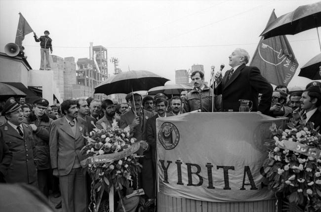 <p>12 Eylül sürecinde 'MSP'yi illegal bir cemiyete dönüştürmek ve laikliğe aykırı davranmak' suçlamasıyla tutuklandı. 1981'de serbest bırakıldı. 1982 Anayasası gereğince 10 yıl siyaset yapma yasağı aldı. 6 Eylül 1987 halk oylamasıyla tekrar siyasete döndü. 11 Ekim 1987'de Refah Partisi genel başkanı seçildi.</p>

<p> </p>
