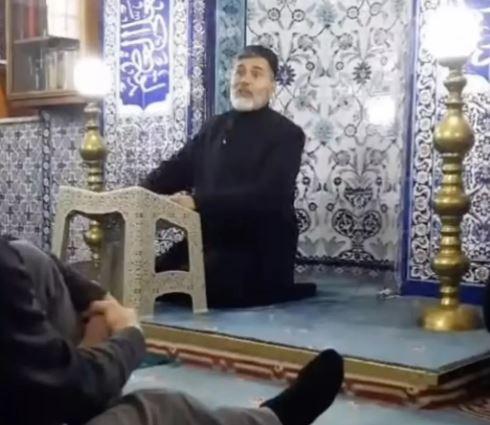 <p><strong>'Sen delirdin' bile dediler namaz kılmaya başladığım, dine yöneldiğim için… Türkiye'de muhafazakar kesimi yeterince tanımayan bir kesim var. Tanımadıkları için de önyargıyla yaklaşıyorlar. Atatürkçü kesimin bir kısmı muhafazakar kesimi Atatürk düşmanı olarak görüyor. Halbuki muhafazakar kesimin Atatürk ile ilgili herhangi bir sorunu yok. Benim de sorunum Atatürk'le değil, Atatürkçülerin dışlayıcı tavırlarıyla. Laik kesim yıllardır hayatımıza müdahale ediliyor diye dert yanıyor ama aslında tam tersi bir durum yaşanıyor.</strong></p>
