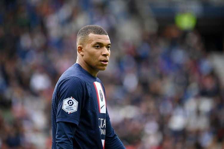 <p>Dünyaca ünlü Fransız golcü Kylian Mbappe, Ligue 1 devi Paris Saint Germain'den ayrılık kararı aldı.</p>

