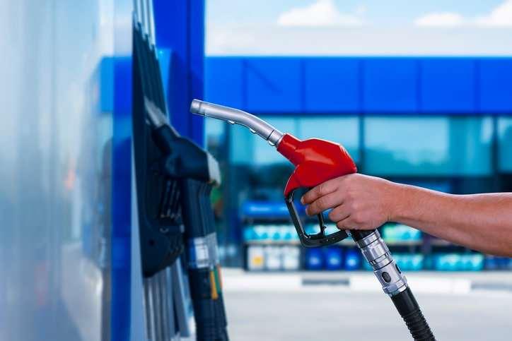 <p>Akaryakıt fiyatları nasıl belirleniyor?</p>
<p>Türkiye'de benzin ve motorin fiyatları hesaplanırken gümrüksüz rafineri fiyatına Özel Tüketim Vergisi (ÖTV) ve Enerji Piyasası Düzenleme Kurumu (EPDK) payının eklenmesiyle Katma Değer Vergisi (KDV) hariç rafineri satış fiyatı bulunuyor.</p>
<p>Gümrüksüz rafineri fiyatı hesaplanırken ise Akdeniz-İtalyan piyasasında yayınlanan günlük CIF Akdeniz ürün fiyatları ve günlük dolar kuru takip edilerek belli bir fiyat değişim farkında gümrüksüz rafineri tavan satış fiyatı elde ediliyor.</p>