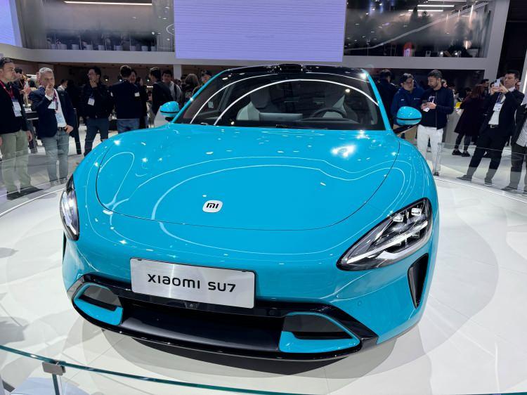 <p><span style="color:#B22222"><strong>XİAOMİ SU7 ELEKTRİKLİ OTOMOBİL</strong></span></p>
<p> </p>
<p>Xiaomi EV'nin ilk ürünü olan ve merakla beklenen Xiaomi SU7'nin detayları henüz belli değil. <strong>"Tam boyutlu yüksek performanslı eko-teknoloji sedanı"</strong> olduğunu ve önümüzdeki yıl bir noktada Çin'e gelmeyi planladığını biliyoruz.</p>