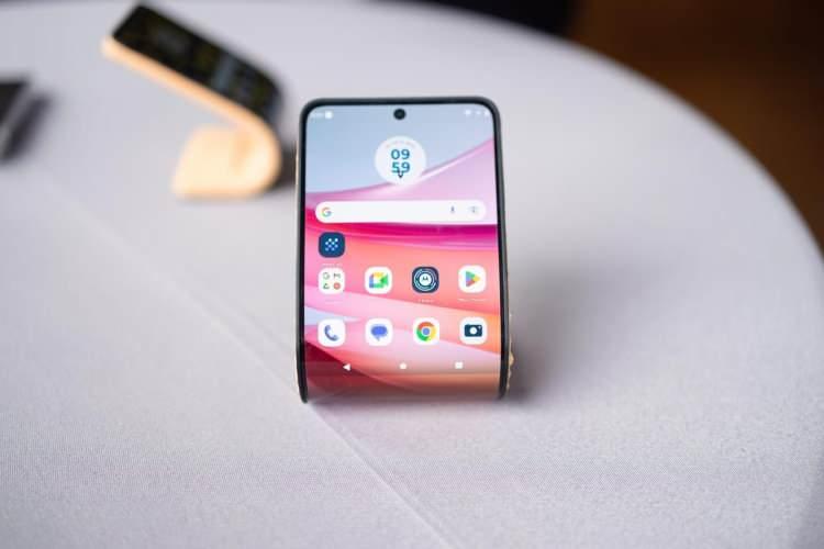 <p><span style="color:#B22222"><strong>MOTOROLA'NIN BİLEKLİK OLABİLEN TELEFONU</strong></span></p>
<p> </p>
<p>Motorola'nın uyarlanabilir ekran konsepti düz olduğunda sıradan bir telefon gibi görünüyor, ancak bir kemer oluşturmak için geriye doğru katlanıyor ve yerinde tutmak için bileğinizdeki manyetik bir banda takılıyor.</p>
<p> </p>
<p>(Görsel: Andrew Lanxon/)</p>