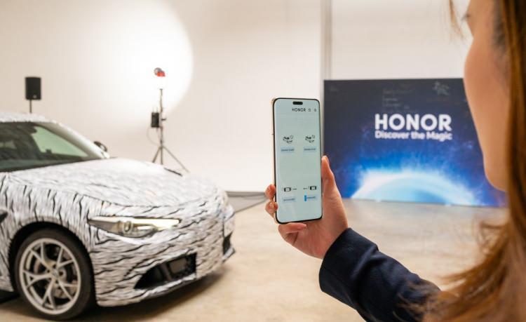 <p><span style="color:#B22222"><strong>HONOR'UN SADECE GÖZLER VE TELEFON İLE ARABA KONTROLÜNÜ YAPABİLEN TEKNOLOJİSİ</strong></span></p>
<p> </p>
<p>Çinli Honor firması Pazar günü, bir kullanıcının sadece gözlerini kullanarak bir arabayı kontrol etmesini sağlayan teknolojiyi sergiledi.</p>