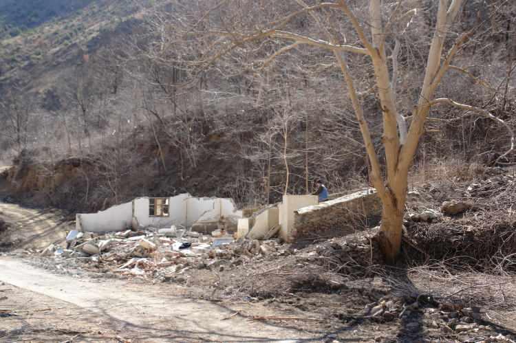 <p>Su seviyesinin yaklaşık 30 metre çekilmesiyle birlikte daha önce su altında kalan 7 köyden biri olan Tekkale köyündeki ev, okul ile yolların yanında sarp kaya üzerine Orta Çağ’da yapıldığı tahmin edilen Tekkale Köyü Kalesi de gün yüzüne çıktı.</p>