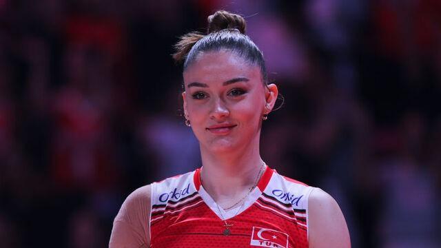 <p><strong>Dünyanın en çok kazanan 10 voleybolcusundan biri olan Zehra Güneş'in serveti ortaya çıktı. Ekonomi profesöründen de yatırımı doğru yapmak için ders alan Zehra Güneş'in serveti merak konusu oldu.</strong></p>
