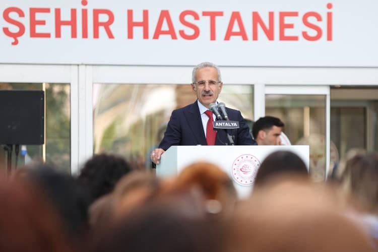 <p>Hastanede görev yapacak personellere kolaylıklar dileyen Erdoğan, şöyle devam etti: <strong>"Bu eserleri şehrimize kazandıran bakanlıklarımızı, kurumlarımızı yüklenici firmaları tebrik ediyorum. Hastanemizde dertlerine derman arayacak Antalyalı kardeşlerimize şimdiden Allah'tan şifalar diliyorum. İktidara gelirken milletimize, ülkemizi 4 temel sütun üzerinde yükseltme sözü vermiştik. Bunları da eğitim, sağlık, adalet ve güvenlik olarak sıralamıştık. Ardından bunlara ülkemizin diğer tüm başlıklardaki yatırım eksiklerini de ilave ettik. Altyapısı, sistemi ve insan kaynağıyla bu alanlarda yaptığımız reformlar sayesinde huzurlu ve güvenli bir ülkede yaşıyoruz. Mesela eğitim ve sağlık alanlarının her birinde sayıları yaklaşık 1,2 milyonu bulan personelle vatandaşımıza hizmet veriyoruz.</strong></p>
