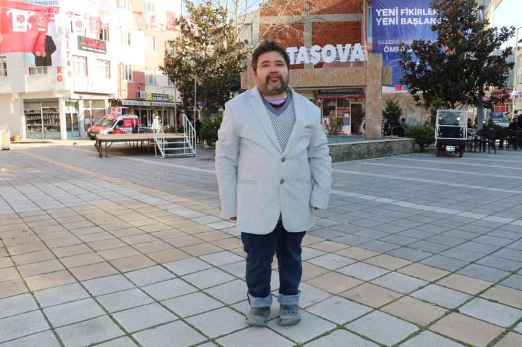 <p>Amasyalı arkadaşıyla görüntülü görüşme yapan Hamit Himtaş da <strong>“Ahmet Bey beni arayıp 100 lira istedi. Ben de oğluma Ahmet Beye 100 lira at dedim. O da 100 bin lira anlamış. Ahmet de dedi ki ‘Abi benim senin paranı yeme şansım yok.’ Bana parayı geri iade etti. Böyle bir şeyle ilk defa karşılaşıyorum” </strong>şeklinde konuştu.</p>
<p> </p>