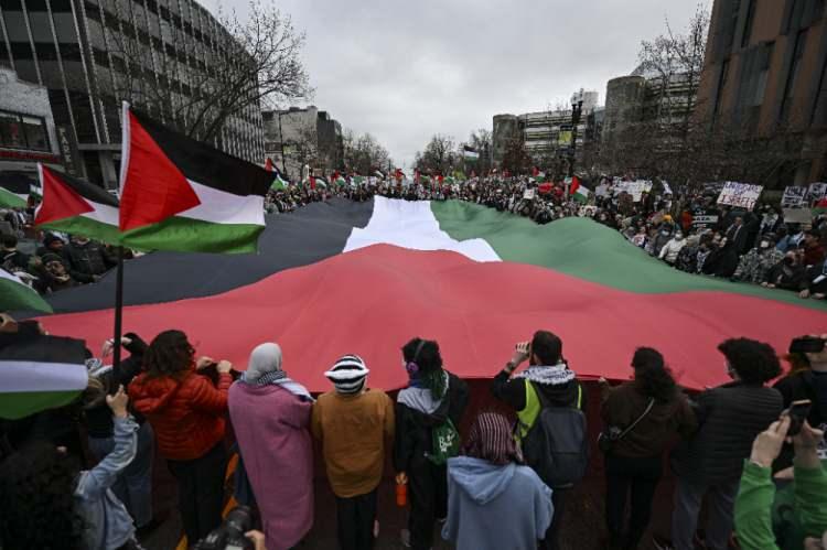 <p>30 binden fazla Filistinlinin ölümüne yol açan İsrail'in Gazze'ye yönelik saldırılarını protesto etmek için toplanan göstericiler Filistin bayraklarının yanı sıra, "Refah'tan elini çek","İsrail'e yapılan ABD yardımlarına son" "Şimdi ateşkes" yazılı pankartlar taşıdı.</p>
