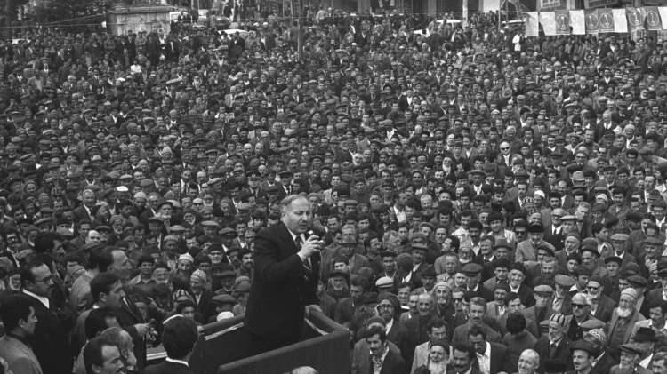 <p>1956 yılında, Mehmed Zahid Efendi, sanayileşme ve kalkınma üzerine yaptığı konuşmadan sonra cebinden çıkardığı 1000 lira ile şirketin ilk hissesini alır. Orada bulunanları da ortak olmaya davet eder. Bu banknot, senelerce şirketin kasasında muhafaza edilir. Kotku ve onun gibi diğer hocaların gayretiyle şirketin ortakları 300'e yaklaşır. 1956'da, henüz 30 yaşında olan Necmettin Erbakan, Almanya'da kazandığı tecrübelerle Gümüş Motor A.Ş.'ye öncülük eder.</p>

<p> </p>
