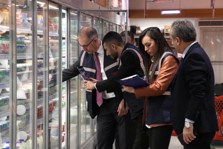 <p>Ekipler, özellikle temel gıda ve temel ihtiyaç ürünlerine yönelik etiketleri inceledi. </p>