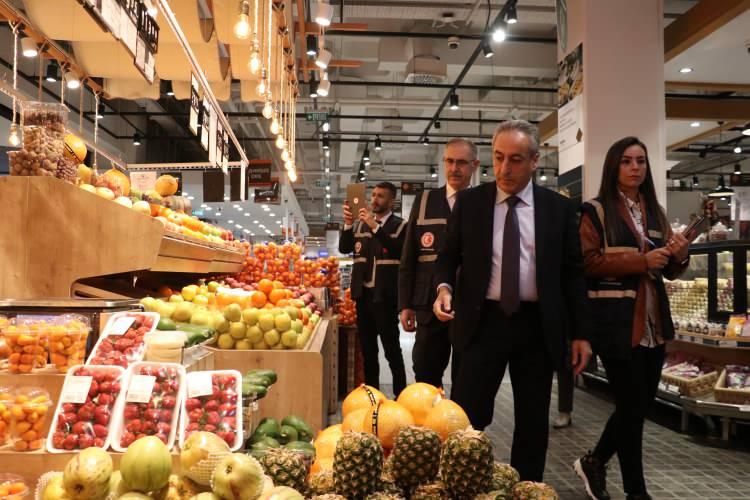 <p> Denetimlerde, ürünlerde fahiş fiyat olup olmadığına, ürünün etiket fiyatı ile kasa fiyatı arasında fark bulunup bulunmadığına, etiketlerdeki ürün fiyatının son değişim tarihi ile önceki fiyatı gibi bilgilere bakıldı.</p>