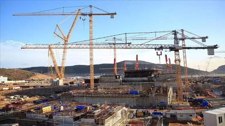 <p>Avrupa Birliği (AB) ülkeleri, iklim değişikliğiyle mücadele taahhütleri kapsamında kapatmayı planladıkları nükleer enerji santrallerine ilişkin planlarını yeniden değerlendirirken, Birleşik Krallık, Fransa, ABD, Kanada ve Çin başta olmak üzere birçok ülke, nükleer enerjide yeni ve ilk olma özelliği taşıyan yatırım planlarını hayata geçirmeye hazırlanıyor.</p>