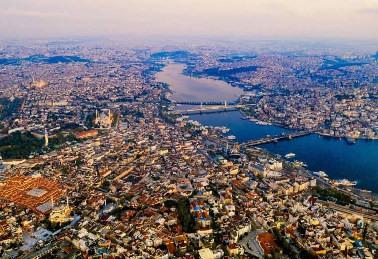 <p><strong>CUMHURBAŞKANI ERDOĞAN'A DİKKAT ÇEKTİ</strong></p>
<p> </p>
<p>Yunan bilim insanı, <strong>"Cumhurbaşkanı Erdoğan'ın kendisi de deprem üzerinden kampanya yürütüyor ve kendi adayının İstanbul'da olası bir deprem felaketiyle daha iyi başa çıkabileceğini söylüyor. Yani İstanbul'da, 20 milyonluk bir şehir olduğu için, nüfusun çok büyük bir risk altında olduğunu anlıyorsunuz" </strong>ifadelerini kullandı.</p>
<p> </p>