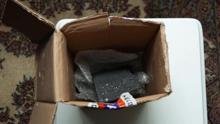 <p>Heyecanla kargo paketini açan genç kadın, tablet yerine taş çıkınca hayatının şokunu yaşadı. Zengin, o anki şaşkınlığıyla tableti aldığı internet sitesini aradı. Siteden sorun olmadığı, kargo şubesinde sorun olabileceği cevabını aldı. Bunun üzerine kargo şubesine başvuran Sibel Zengin, buradan da karşılık alamayınca Tüketici Hakem Heyeti'ne başvuru yaptı. </p>
