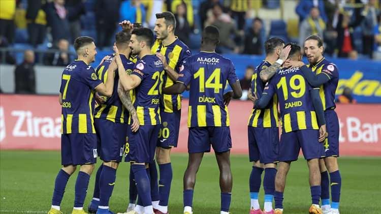 <p><strong>15- MKE ANKARAGÜCÜ - 2 GOL - 3 PENALTI</strong></p>

<p> </p>
