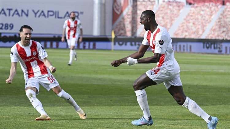 <p>6- PENDİKSPOR - 5 GOL - 6 PENALTI</p>
<p> </p>