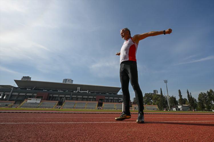 <p>Bursa'da 24-25 Şubat'ta gerçekleştirilen Türkiye Masterler Salon Atletizm Şampiyonası'na katılan Sağlam, 60 yaş grubu 4x200 metre bayrak yarışında takım arkadaşları Mücteba Apaydın, Mustafa Hancıoğlu ve Abdullah Sevinç ile birlikte 1:59.34'lük dereceyle birinci oldu ve Türkiye rekorunu kırdı. </p>