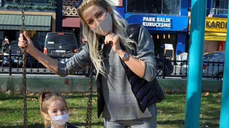 <p><span style="color:#000000"><strong>Dosyaya giren güvenlik kamera görüntü raporunda; ilanları söken kişinin saç, boy ve vücut yapısı itibariyle Sürmeli'ye benzediği ifadesi yer aldı. Mahkeme, karar duruşmasında Sürmeli'ye 1.240 lira adli para cezası vererek hükmün açıklanmasının geri bırakılmasına hükmetti.</strong></span></p>
