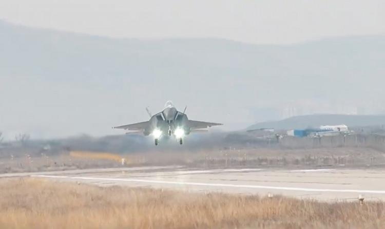 <p><strong>İSKANDİNAVYA MEDYASINDAN KAAN'IN İLK UÇUŞUNA ÖVGÜLER</strong></p>

<p>İsveç'te yayın yapan Microsoft'un internet portalı MSN, "Türkiye'nin KAAN hayalet savaş uçağı ilk uçuşunu gerçekleştirdi" başlığını kullandığı haberde, eski adıyla TF-X olarak bilinen beşinci nesil uçağın, Hava Savunma Komutanlığı envanterindeki yaşlanan F-16'ların yerini alması ve 2030'lu yıllardan itibaren aşamalı olarak kullanılmasının planlandığı kaydedildi.</p>
