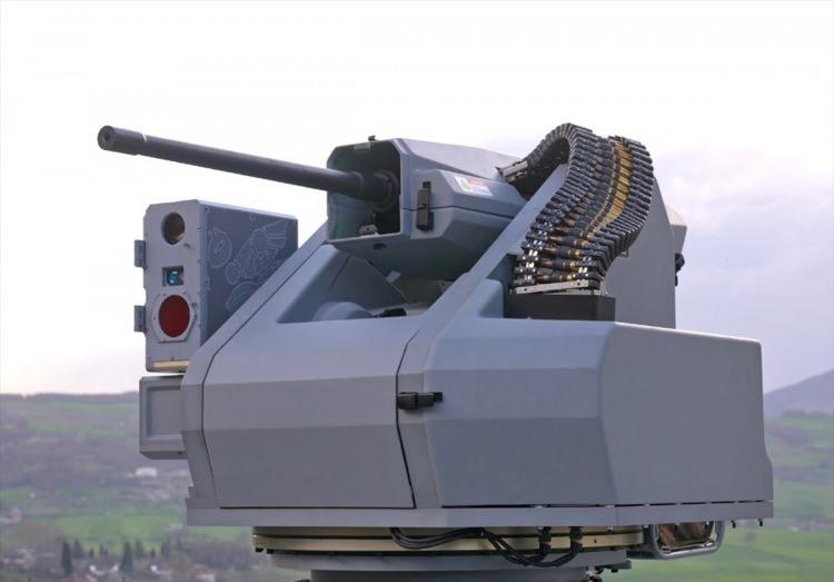 <p>TRAKON TARGAN 12,7x99 milimetre UKSS, Türk Deniz Kuvvetlerinin ihtiyaçları doğrultusunda Milli Savunma Bakanlığı Tersaneler Genel Müdürlüğü ile Askeri Fabrika ve Tersane İşletme AŞ (ASFAT) arasında imzalanan sözleşme kapsamında inşa edilen Hisar sınıfı Açık Deniz Karakol Gemileri'nde (ADKG) yakın savunma görevi görecek.</p>