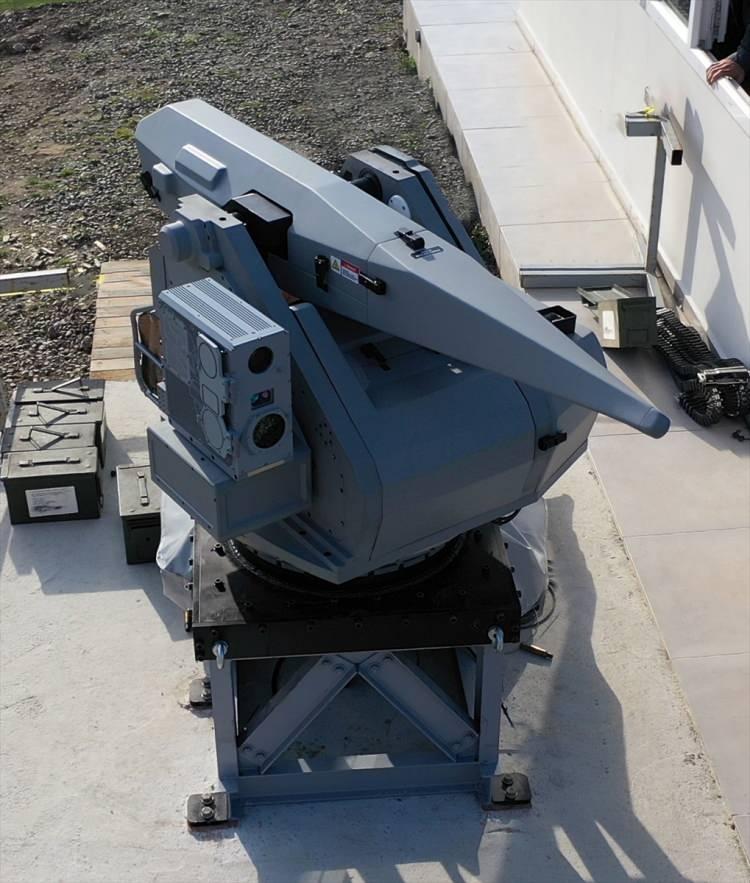 <p>UNIROBOTICS'in deniz tipi UKSS alanındaki ilk çözümü olan TRAKON TARGAN'da, CANiK üretimi, Türkiye'nin muharebede kendini kanıtlamış ve kalifiye edilmiş ilk ve en büyük kalibre ağır makineli tüfeği 12,7x99 milimetre CANiK M2 QCB yer alacak. Şirket, UKSS'nin mekanik ve elektronik bileşenleri ile tüm yazılımlarını yerli olarak tasarladı ve üretti.</p>
