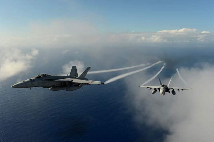 <p><span style="color:#B22222"><strong>BUNLARA EK OLARAK:</strong></span></p>
<p> </p>
<p>Bunlara ek olarak pakette AMRAAM CATM’leri, AIM-9X Sidewinder eğitim füzeleri ve Aktif Optik Hedef Dedektörleri (AOTD),</p>
<p> </p>
<p>HARM kontrol bölümleri, roket motorları ve savaş başlığı yedek parçalar; FMU-139 Ortak Programlanabilir Tapalar; GBU-54 için DSU-38 Lazer Güdüm Setleri, füze konteynerleri,</p>
<p> </p>
<p>AN/ARC-238 radyoları, AN/APX-127 veya eşdeğeri Gelişmiş Dost veya Düşman Tanımlama (AIFF) Mod 5 ile Birleşik Sorgulayıcı Transponderleri (CIT),</p>
<p> </p>
<p>Ortak Kaska Monte Cueing Sistemleri (JHMCS) II veya Scorpion Hibrit Optik Tabanlı Atalet Takip Cihazı (HObIT) kaska monteli ekranlar,</p>