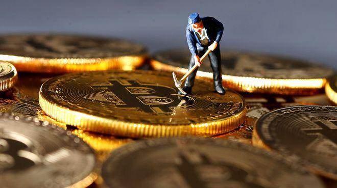 <p><strong>SADECE 21 MİLYON ADET ÜRETİLDİ</strong></p>

<p> </p>

<p><strong>Bitcoin'in tasarımı sadece 21 milyon adet üretilmesine izin veriyor.</strong></p>

<p> </p>

<p>Her bir kripto para dünya çapında bir bilgisayar ağı üzerinden çıkarılabiliyor. Çoğu büyük bitcoin madenciliği şirketlerinin elindeki bu bilgisayarlar muhasebeciler gibi davranarak bitcoin işlemlerinin kaydını tutuyor.</p>
