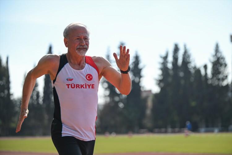 <p>İzmir'in Gaziemir ilçesinde yaşayan Murat Sağlam, gençlik çağlarında ilgilendiği atletizmde çeşitli dereceler elde etti. İş hayatına atıldıktan sonra spordan uzaklaşan Sağlam, emekliliğin ardından kızıyla yeniden koşmaya başladı.</p>