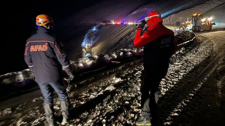 <p>Van-Hakkari karayolunun 90'ıncı kilometresindeki Güzeldere Geçidi'nde saat 19.15 sıralarında çığ düştü.</p>