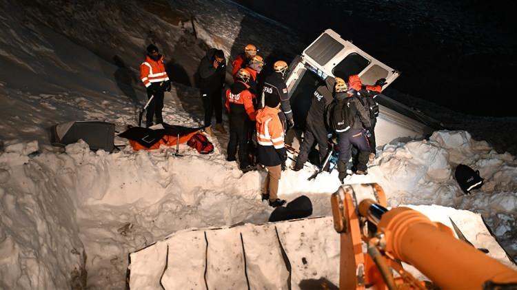 <p>Van istikametinden Hakkari'nin Yüksekova ilçesine seyir halinde olan Adil Çavlı yönetimindeki 30 AAD 949 plakalı yolcu minibüsü, düşen çığın etkisiyle sürüklenerek kısmen kar kütlesi altında kaldı.</p>