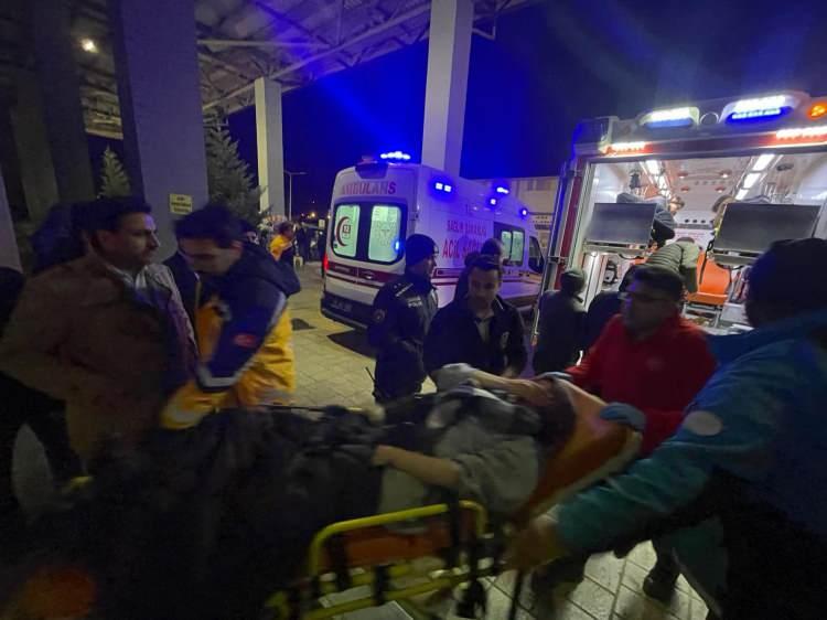 <p>İhbar üzerine bölgeye AFAD, UMKE , itfaiye ve jandarma ekipleri sevk edildi.</p>
