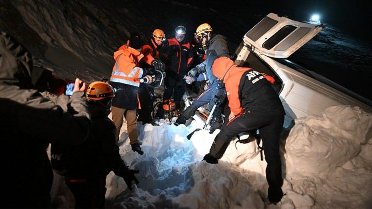 <p>Bölgede çığın etkisiyle kapanan kara yolunun açılması için de ekipler çalışma başlattı.</p>
