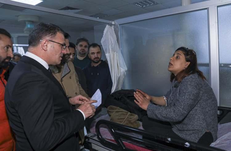 <p>Van Valisi ve Büyükşehir Belediye Başkan Vekili Balcı, Van Eğitim ve Araştırma Hastanesi'nde tedavi gören yaralıları ziyaret etti.</p>

