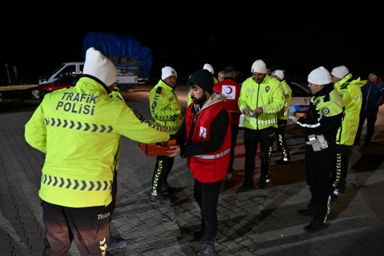<p>T&uuml;rk Kızılay g&ouml;revlileri de Van-Hakkari yolunun kapalı olması nedeniyle b&ouml;lgede bekletilen ara&ccedil;lardaki vatandaşlara kumanya dağıttı.</p>
