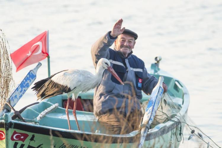 <p>Yaren Leylek geçen yıl Adem Amca ile 17 Mart'ta buluşmuştu. Bu yıl ise erken göç ederek, 29 Şubat itibariyle Adem Amca'nın kayığına konan Yaren, 13. kez onu bekleyenlerle buluşmuş oldu.</p>
<p>Öte yandan, Türkiye’yi Avrupa Leylek Köyleri Birliğinde temsil eden tek köy olan Bursa’nın Karacabey ilçesine bağlı Eskikaraağaç Leylek Köyü, her yıl göç döneminde on binlerce leyleğin geçtiği bir göç rotası üzerinde. Köy, aynı zamanda yerleşik leyleklere de ev sahipliği yapıyor.</p>