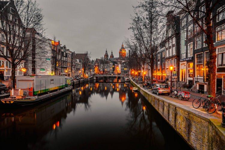 <p>DÜNYANIN EN UZUN BOYLU ERKEKLERİNİN YAŞADIĞI O ÜLKE: HOLLANDA</p>