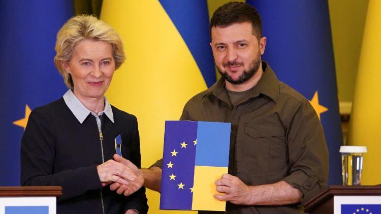 <p>Türk savunma teçhizatının rüzgarının Ukrayna'ya akışı güçlü olsa da, ters rüzgarlar da esti. Örneğin;</p>

<p> </p>

<p>Avrupa ülkeleri, Avrupa Birliği'nin (AB) Ukrayna'ya silah tedarikini finanse ettiği mekanizma olan Avrupa Barış Tesisi'nin tamamlanması konusunda bir fikir birliğine varamadı.<br />
 <br />
Fransa, Yunanistan ve Kıbrıs Rum Kesimi, fonların AB'den silah, teknoloji ve mühimmat için harcanmasını sağlama arzusuyla ek finansmanı engelledi.</p>

<p><br />
 <br />
Yunanistan, paranın Türk savunma şirketlerine gitmesini istemediğini söyledi.(Ülkeler bu talepten vazgeçmeli. Ukrayna'ya tedarik sağlamak sadece Kiev'in güvenliğiyle ilgili değil; aynı zamanda Karadeniz güvenliği ve Avrupa-Atlantik güvenliği ile de ilgilidir.)</p>
