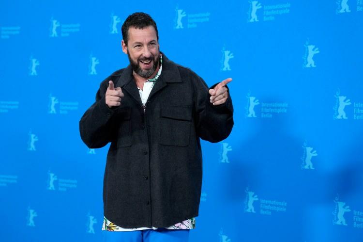 <p><span style="color:#B22222"><strong>1. ADAM SANDLER</strong></span></p>
<p><span style="color:#B22222"><strong>73 MİLYON DOLAR</strong></span></p>
<p><strong>Listenin ilk sırasında ünlü komedyen Adam Sandler yer aldı. Sürpriz bir isim olması nedeniyle herkesi şaşırtan dünyaca ünlü isim Netflix'te üç ay içinde dünya çapında toplam 173 milyon saat izlendiğini belirtilen devam filminde rol aldı.</strong></p>