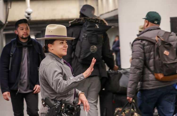 <p>Hochul, adli yetkililere, birden fazla suç işleyenlerin New York'taki metroları kullanmasını yasaklama yetkisi verecek bir yasa önerdiğini de sözlerine eklemişti.</p>
