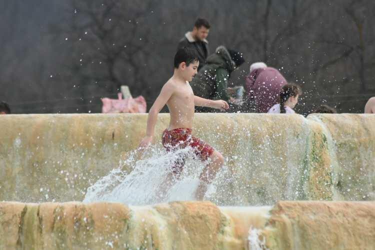 <p>Azerbaycan dan gelen Şamil Kafurov da, <strong>"Çok güzelmiş, şifalıymış öyle diyelim. Buraya gelene kadar nereden baksan kişi başı 700-800 dolar gitti Azerbaycan'dan buraya. Orada öyle bir yer yok. Yakın akraba ziyarete geldik. Arkadaşımız getirdi, Bursa'da oturan bir arkadaşımız. Dedi sizi böyle böyle bir yere götüreyim, olur dedim."</strong> dedi. </p>
<p> </p>